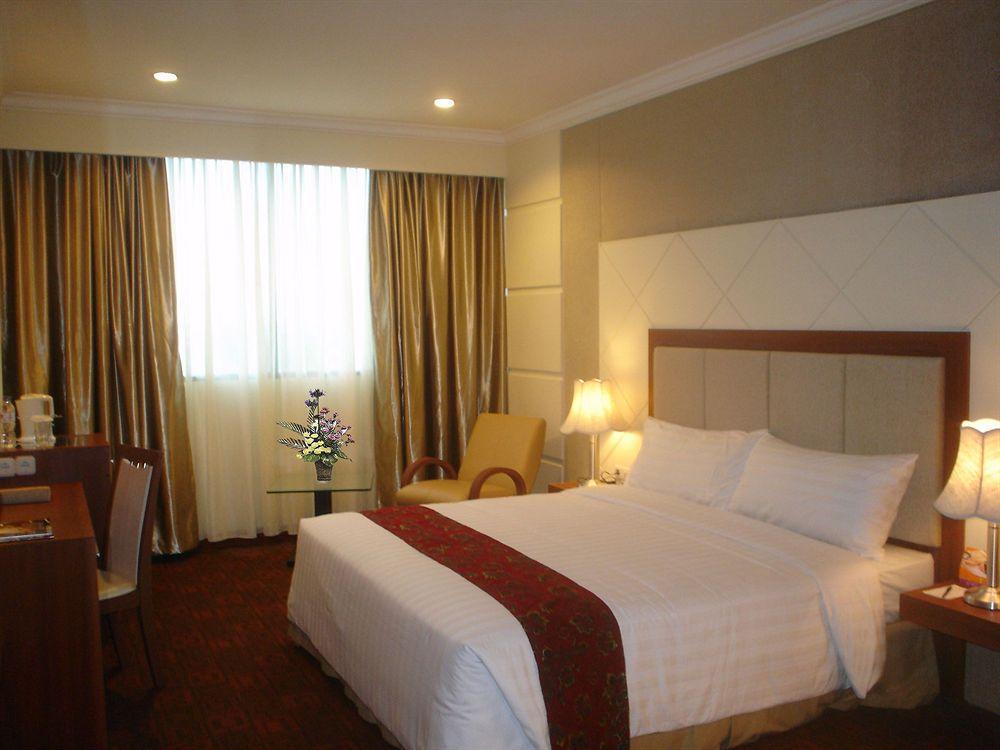 Singgasana Hotel Makassar Exterior photo