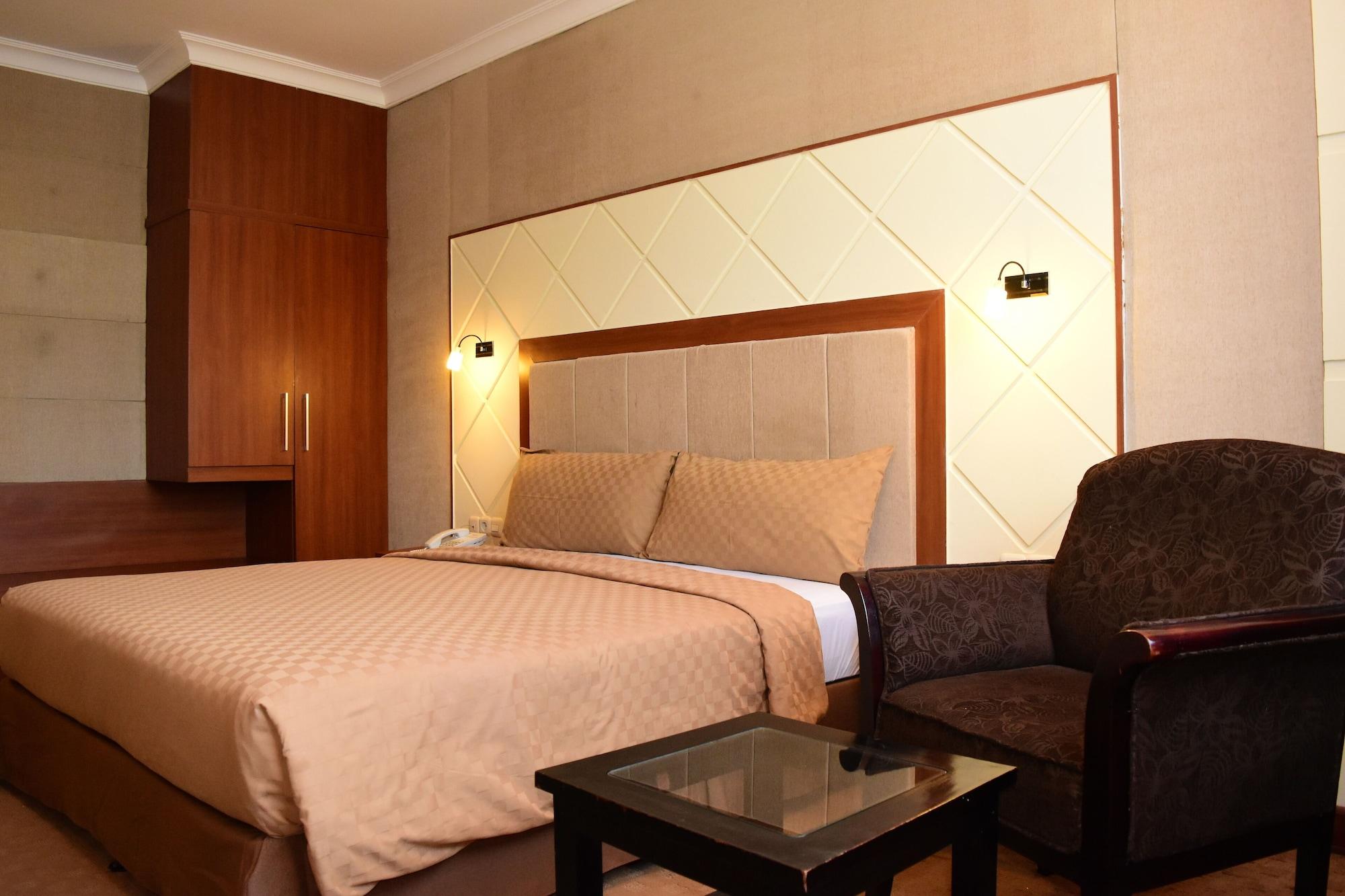 Singgasana Hotel Makassar Exterior photo