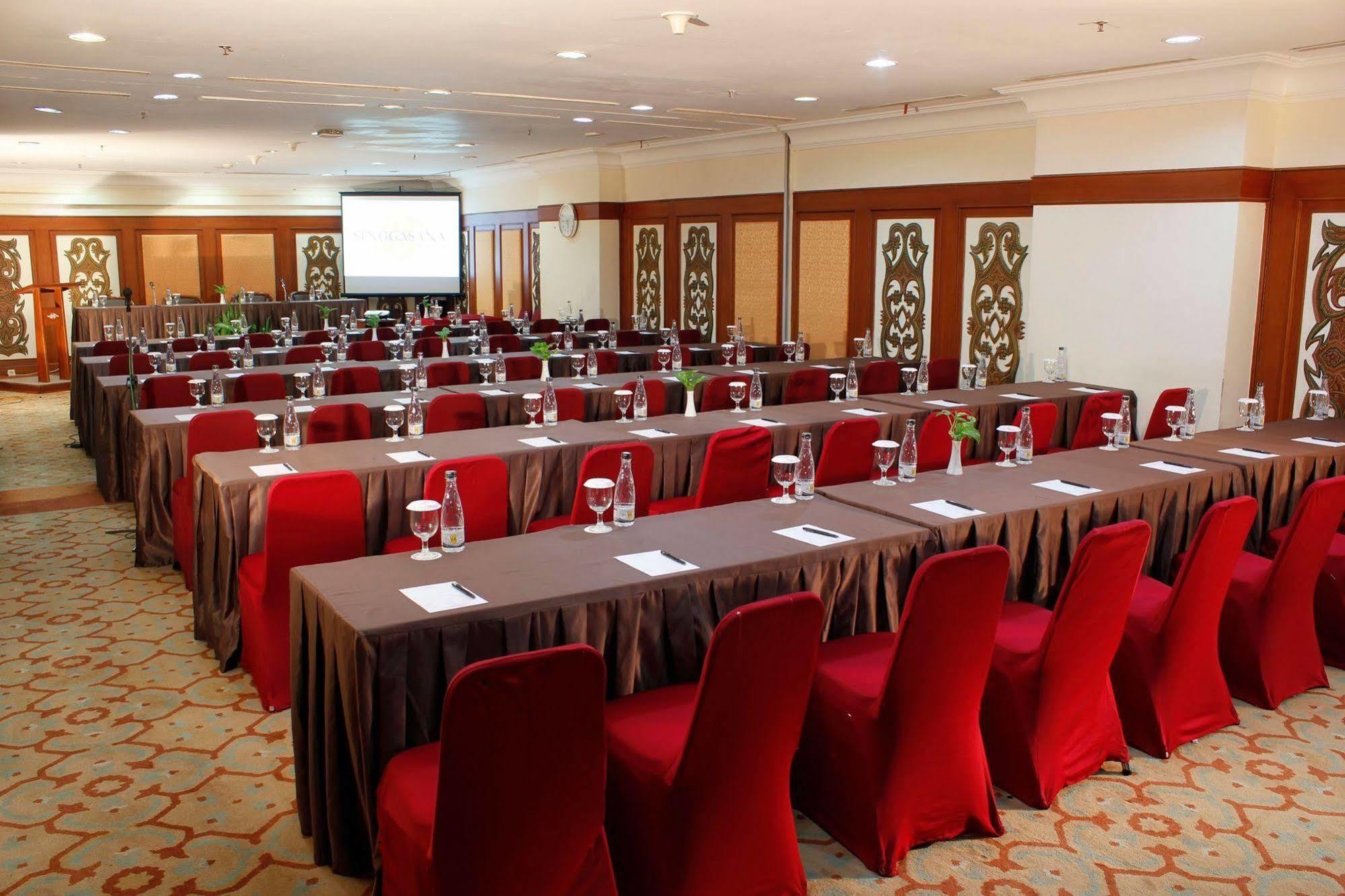 Singgasana Hotel Makassar Exterior photo