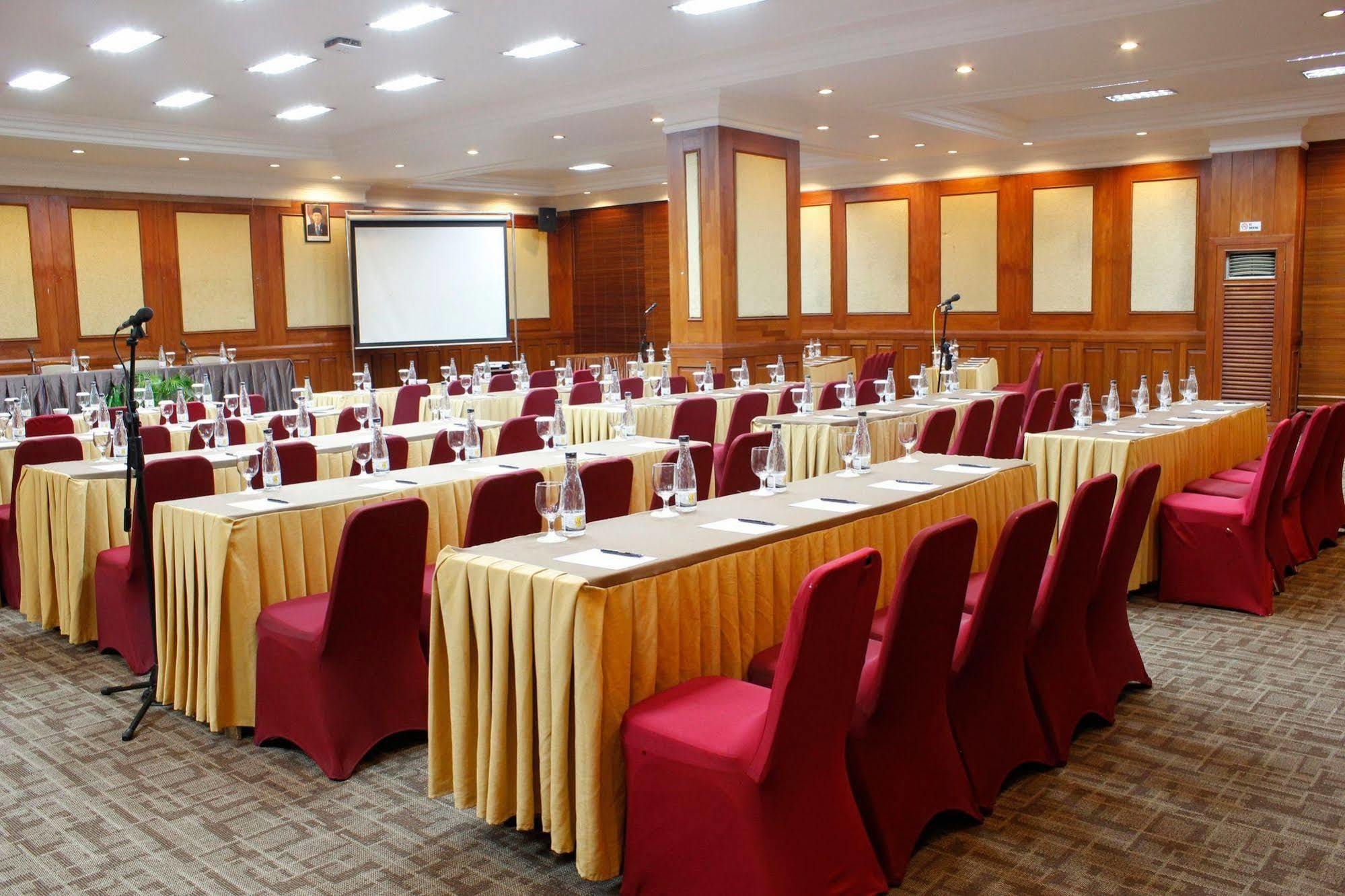 Singgasana Hotel Makassar Exterior photo