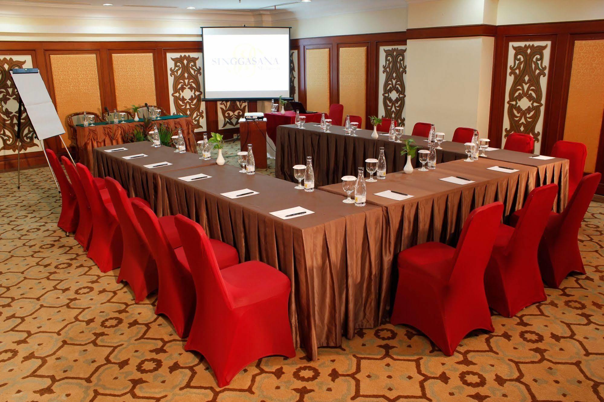 Singgasana Hotel Makassar Exterior photo