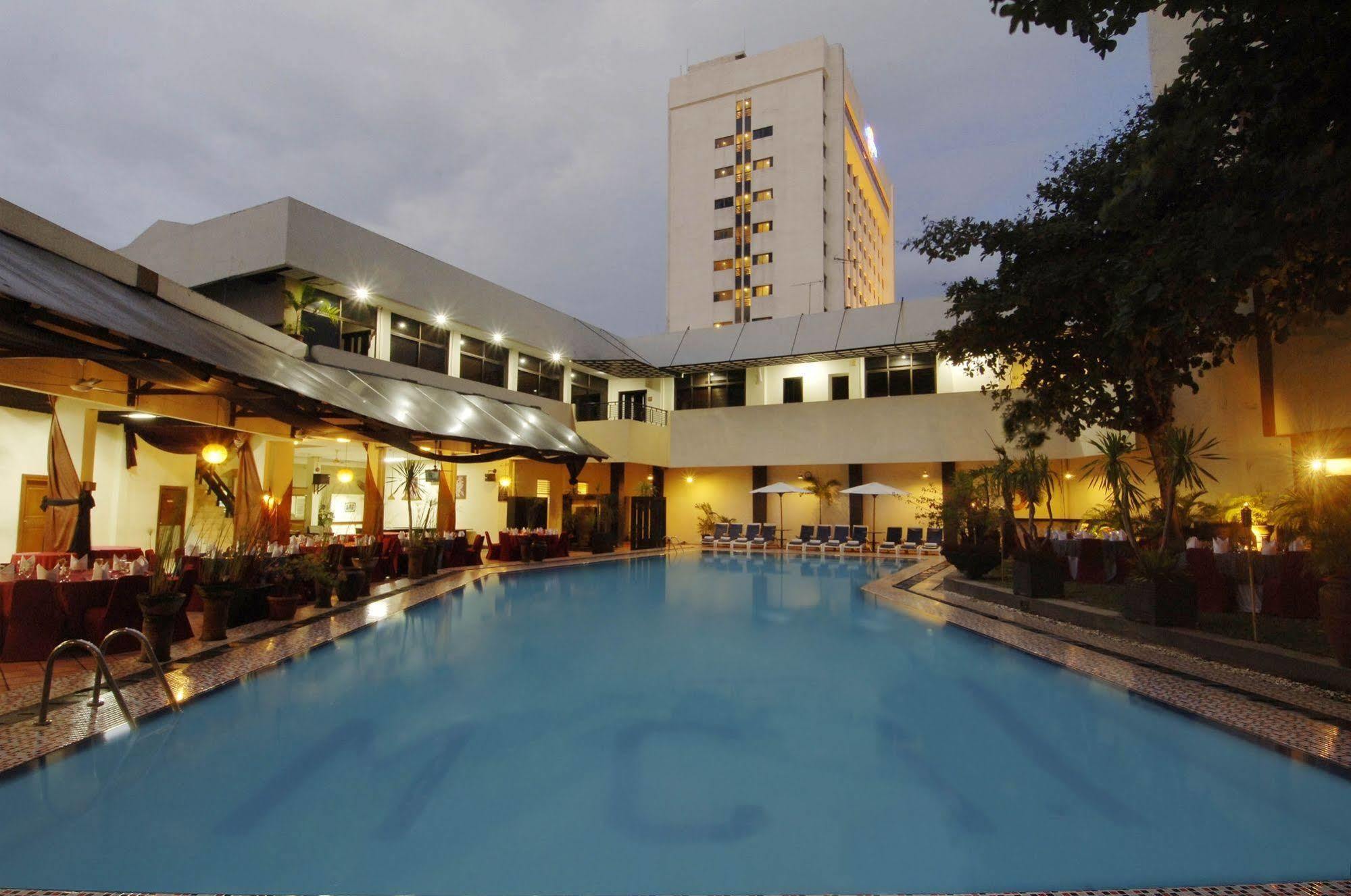 Singgasana Hotel Makassar Exterior photo